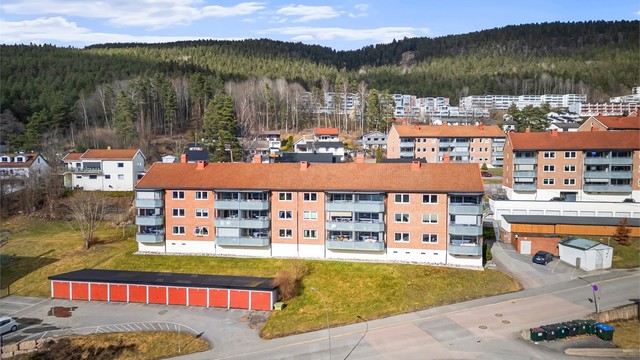 Leiligheten har god lagringsplass og disponerer to boder i kjeller og en på loftsbod