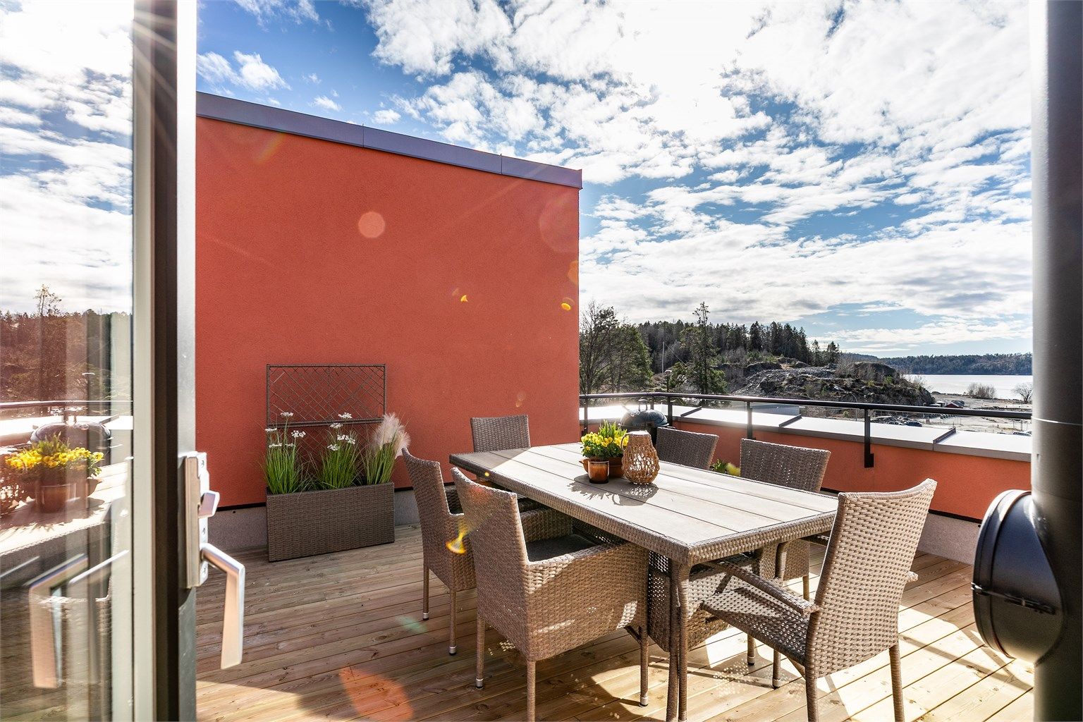 Ute på den 35 kvm. store takaltanen får du et herlig fristed i høyden.