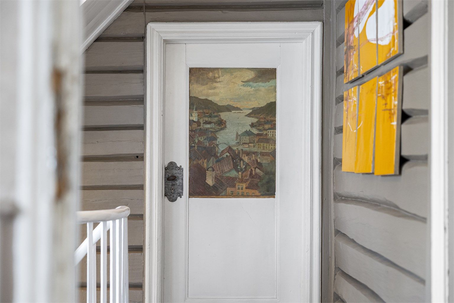 Hver dør forteller en historie og bidrar til boligens helt spesielle atmosfære.