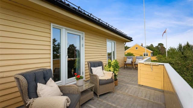 Balkong med utgang fra TV-stue og ett av soverommene i 2. etasje