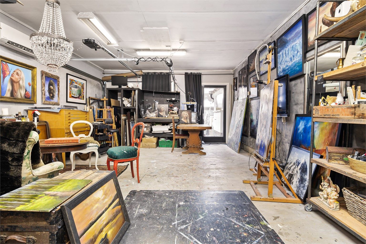 Garasjen på 38 m² gir rikelig med plass og benyttes i dag som et hobbyrom.