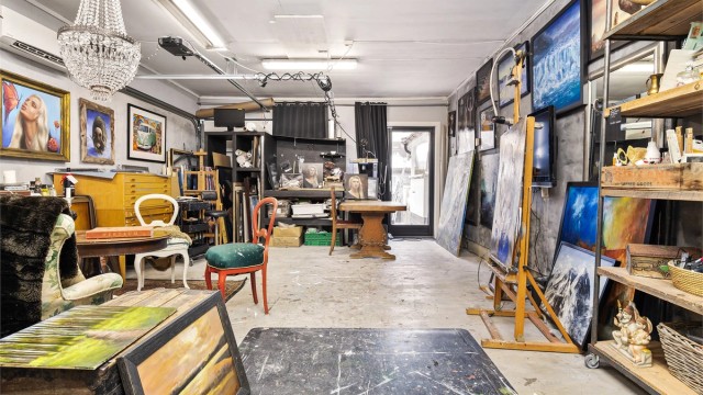 Garasjen på 38 m² gir rikelig med plass og benyttes i dag som et hobbyrom.