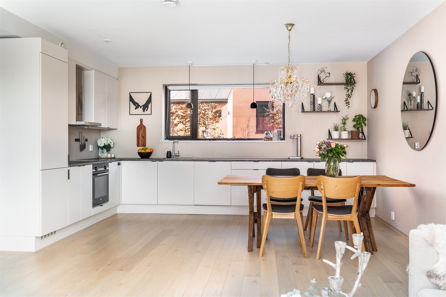 Kjøkkeninnredningen er fra kvalitetsprodusenten Sigdal og har alle hvitevarer integrert.