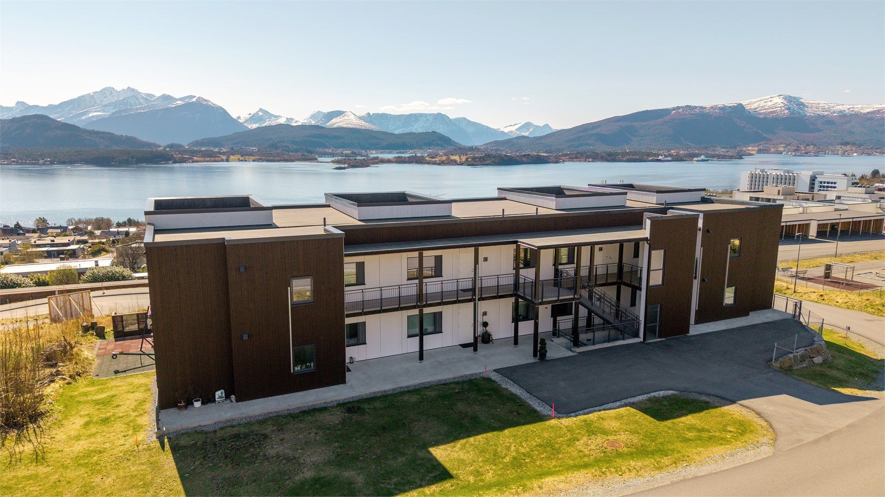 Beliggenheten er sentral på Øvre Åse, med gangavstand til Ålesund sykehus og kort vei til Moa