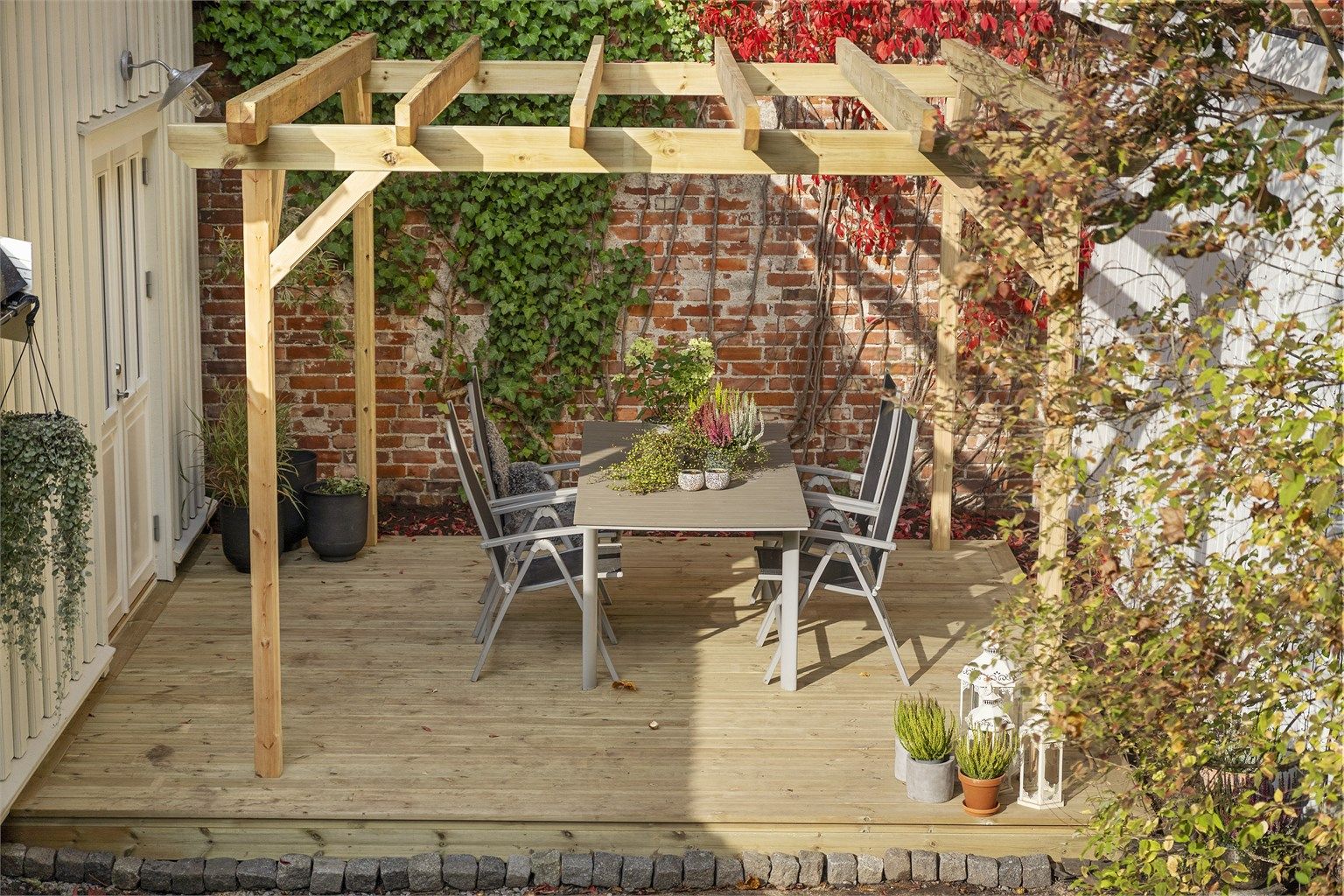 Terrassen og pergola utenfor kjøkkenet er skiftet ut i 2026. Det ble i den forbindelse også utført gravearbeider og det ble lagt ny grus og underlag under platting og inntil husveggen mot kjøkkenet. 