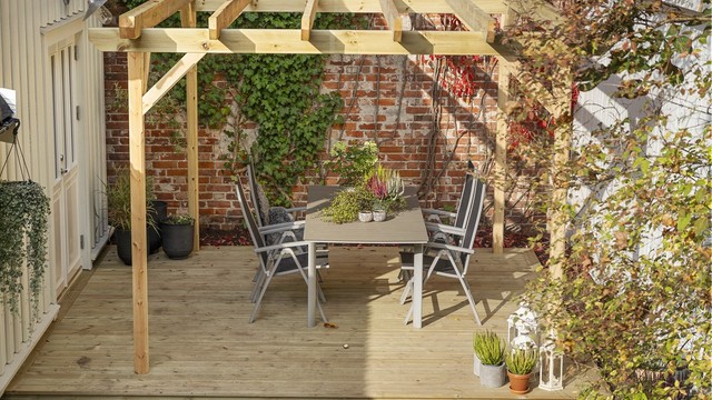 Terrassen og pergola utenfor kjøkkenet er skiftet ut i 2026. Det ble i den forbindelse også utført gravearbeider og det ble lagt ny grus og underlag under platting og inntil husveggen mot kjøkkenet.