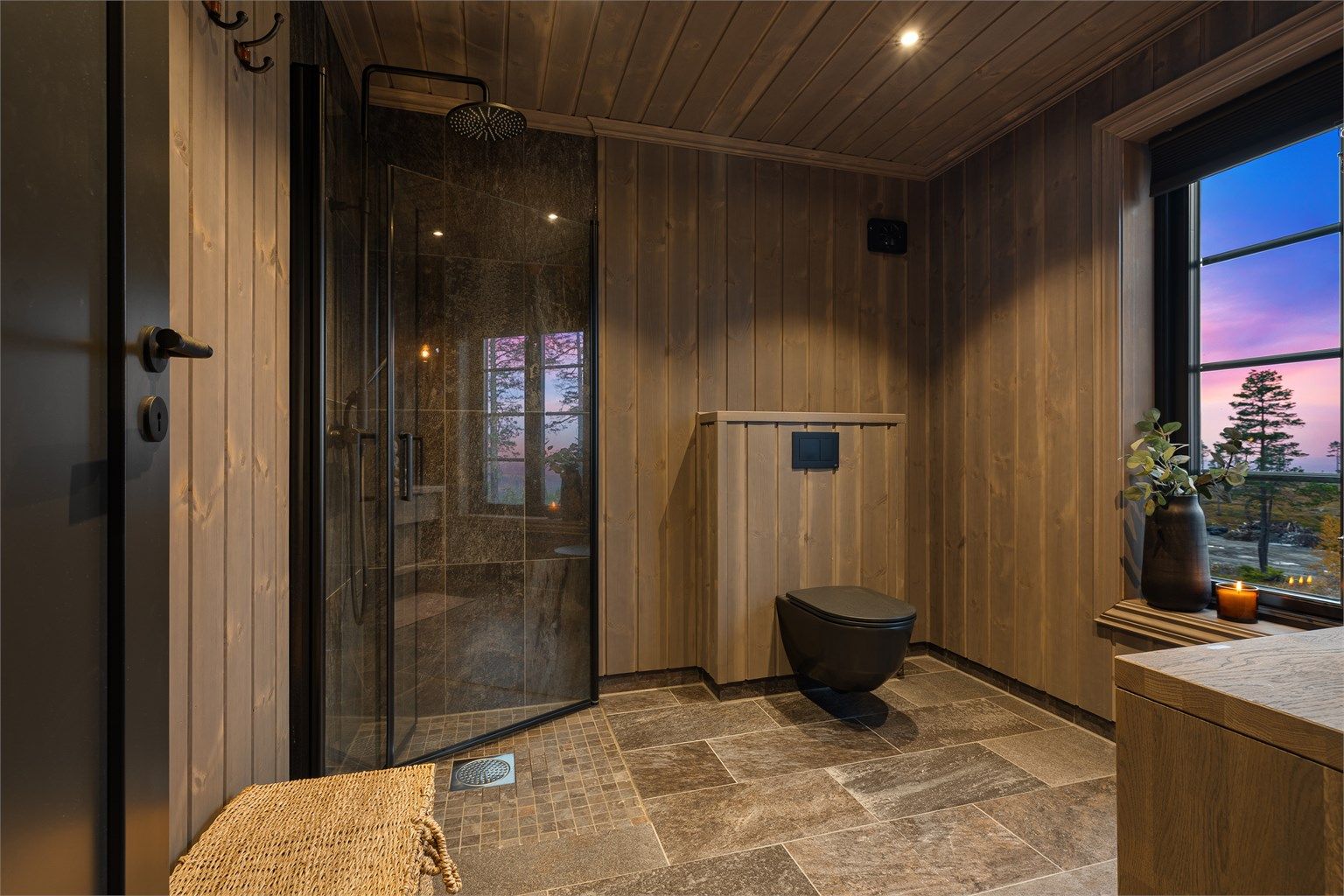 Dette badet ligger i tilknytning til hovedsoverommet.