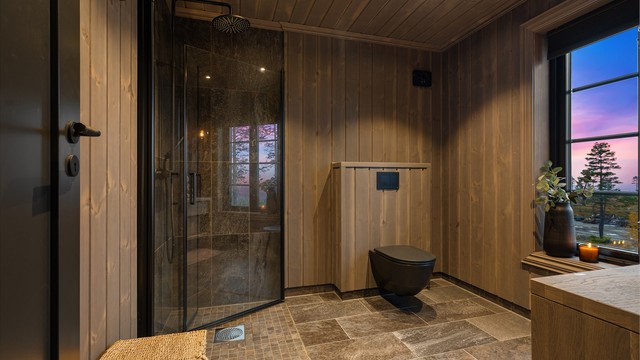 Dette badet ligger i tilknytning til hovedsoverommet.