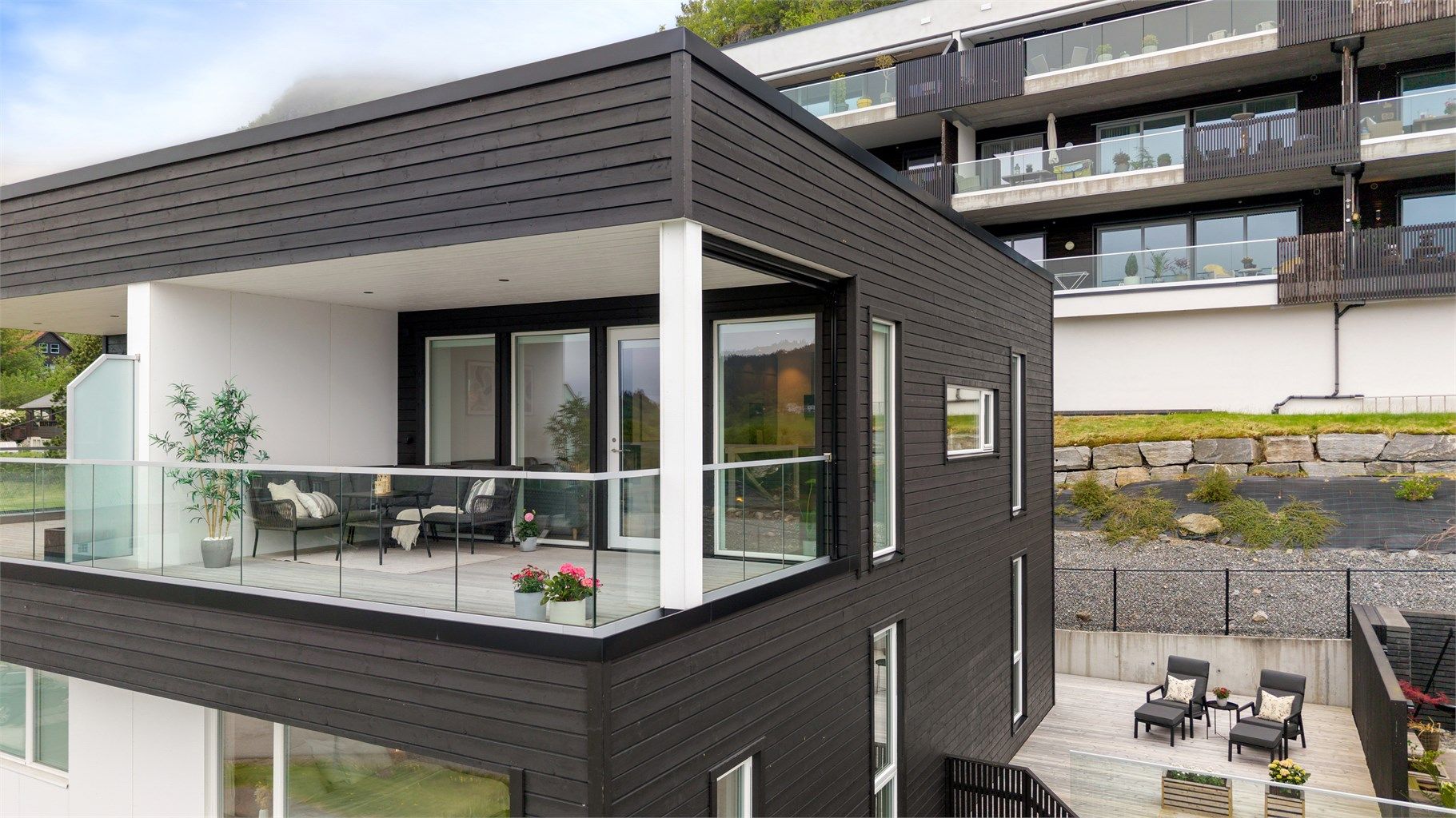 Boligen har to store uteplasser: en sørøstvendt terrasse og en vestvendt balkong.