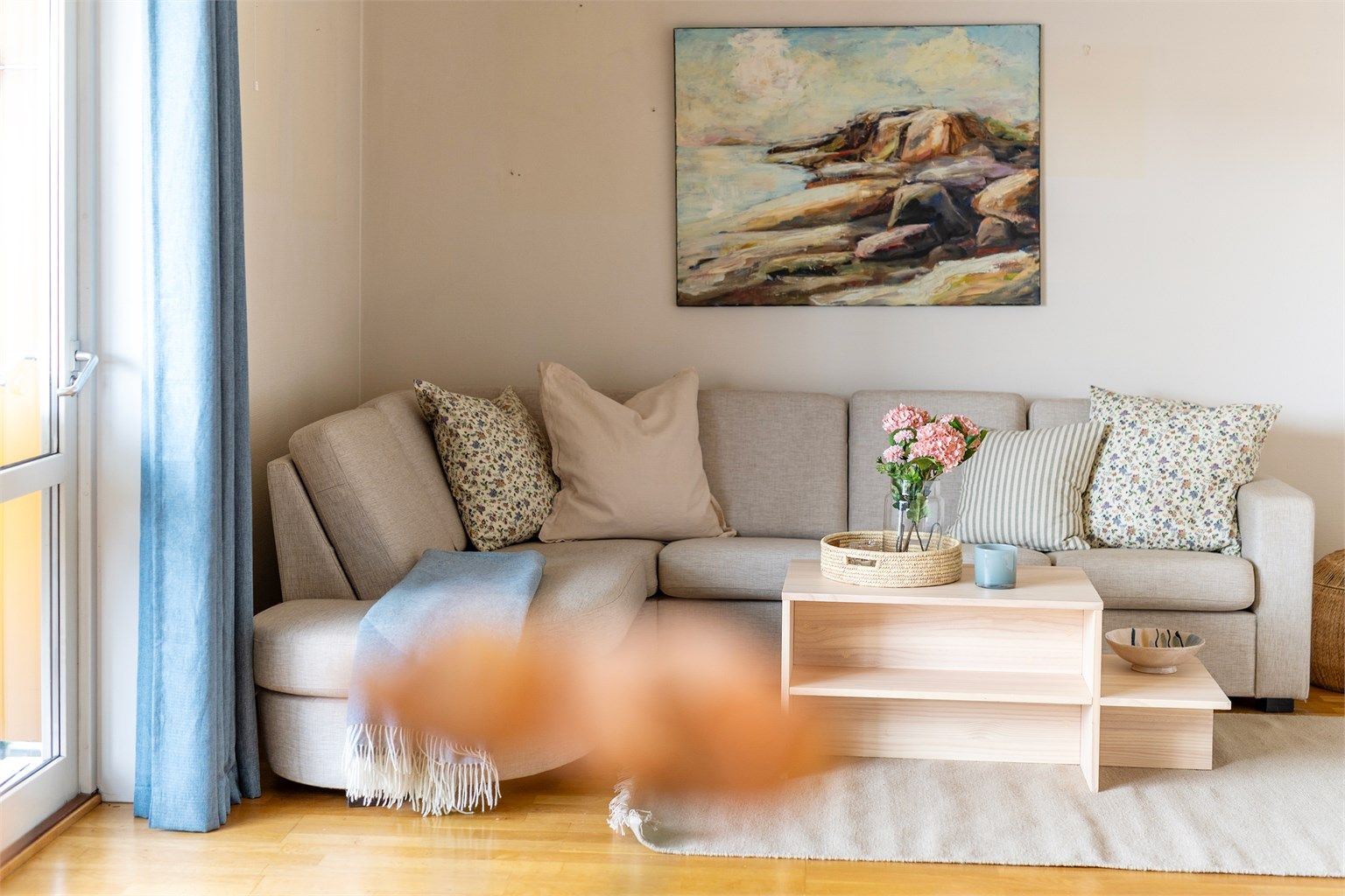 Gjennomgående parkett på gulv i oppholdsrommene gir et helhetlig og lunt inntrykk.