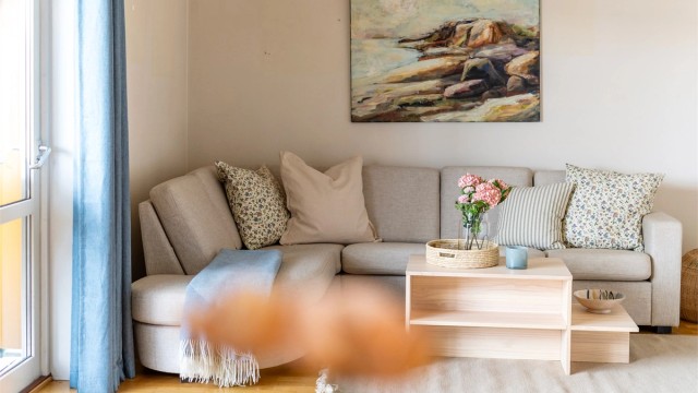 Gjennomgående parkett på gulv i oppholdsrommene gir et helhetlig og lunt inntrykk.