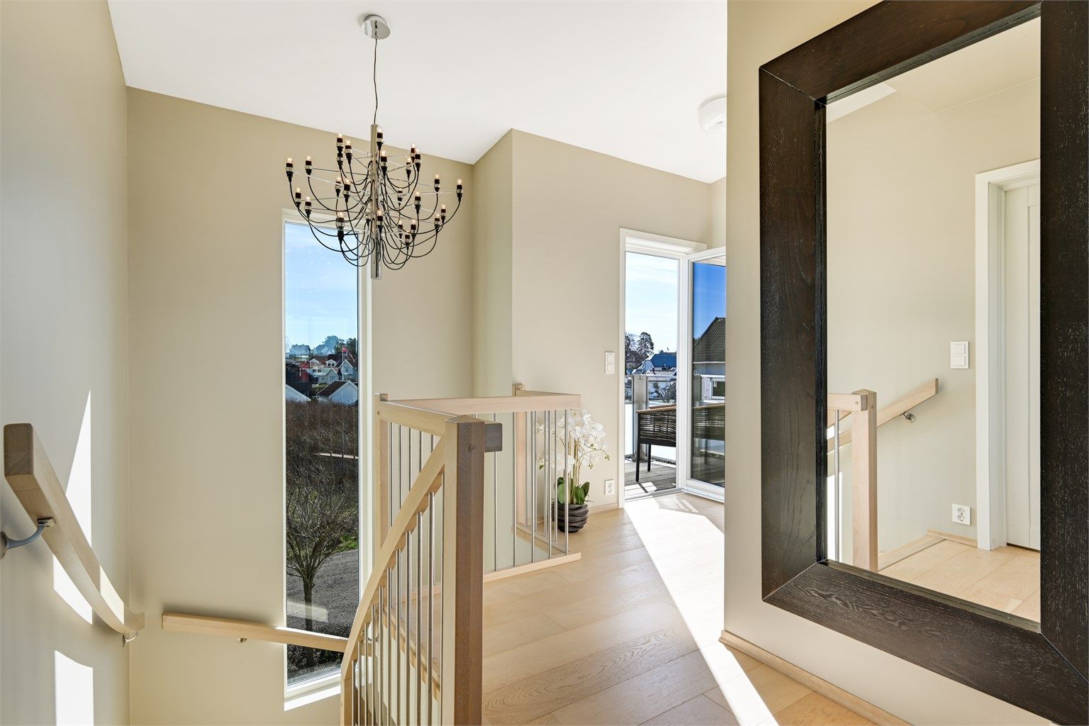 Andre etasje er lyst og åpent, med utgang til en mindre balkong.