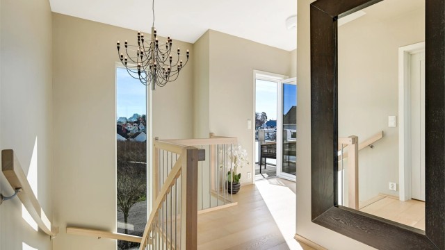 Andre etasje er lyst og åpent, med utgang til en mindre balkong.