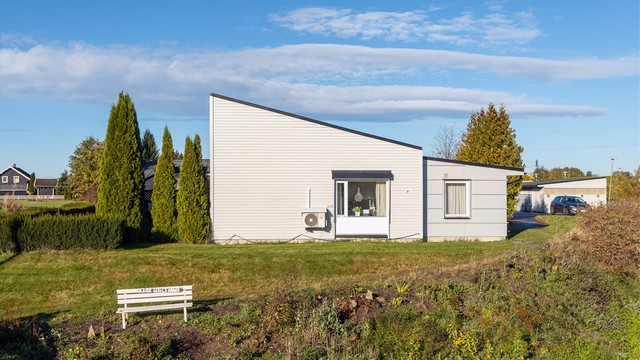 Byggets arkitektur er preget av pulttak og liggende trekledning.