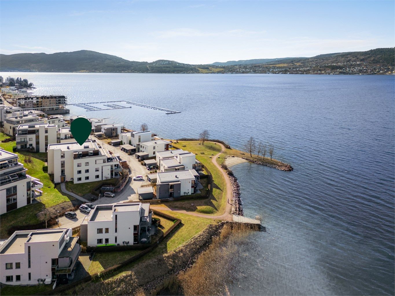 Boligen har en attraktiv beliggenhet i et rolig og etablert boligområde ved fjorden.