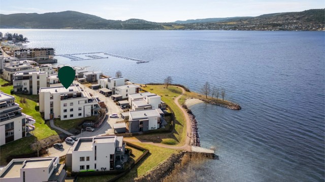 Boligen har en attraktiv beliggenhet i et rolig og etablert boligområde ved fjorden.