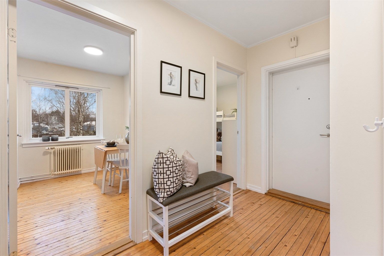 Entréen gir et godt førsteinntrykk og har adkomst til de fleste av leilighetens rom.