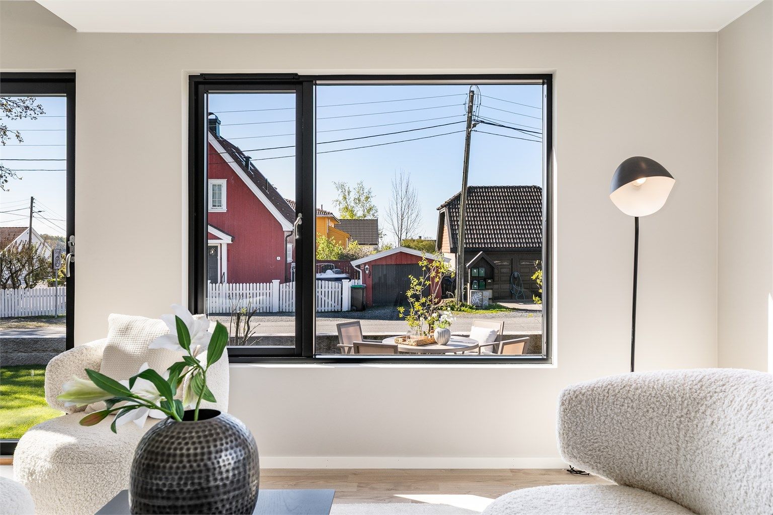 Nye vinduer med store flater slipper solen inn til stuen og påvirker i tillegg romfølelsen positivt.