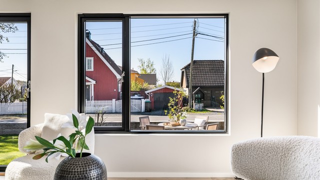 Nye vinduer med store flater slipper solen inn til stuen og påvirker i tillegg romfølelsen positivt.