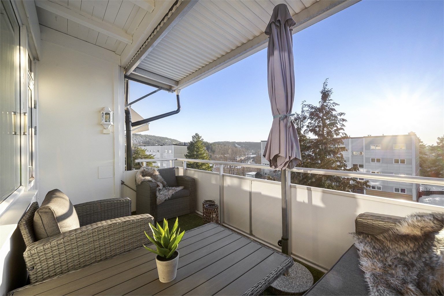 Leiligheten ligger fin til i toppen av blokken, med utsikt mot Østmarka og borettslagets grøntarealer.