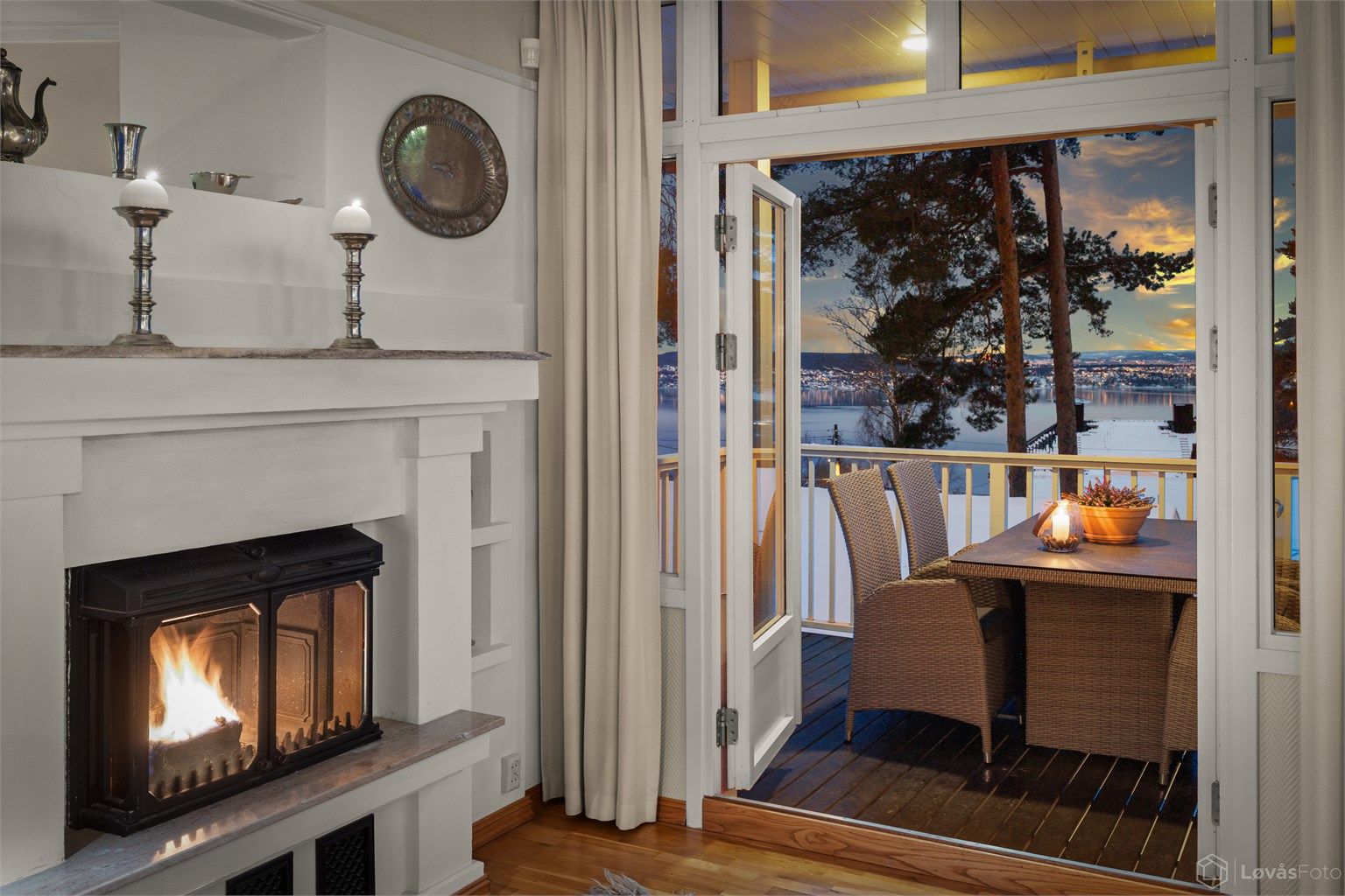 Fra spisestuen er det utgang til vestvendt og overbygget veranda på 9 kvm med flott fjordutsikt