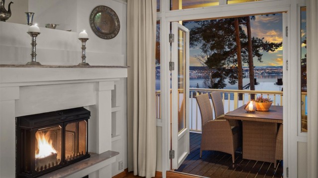 Fra spisestuen er det utgang til vestvendt og overbygget veranda på 9 kvm med flott fjordutsikt