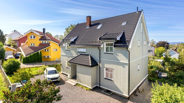 Velkommen til Tonsenveien 36- 1. etasje i klassisk villa. Boligen har ny kledning, isolasjon og nytt tak, men har behov for oppussing innvendig.