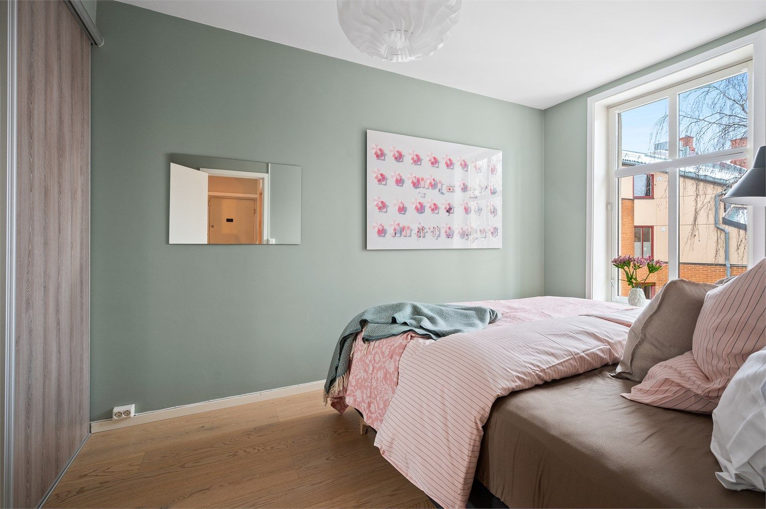 Rommet har god plass til dobbeltseng og nattbord.