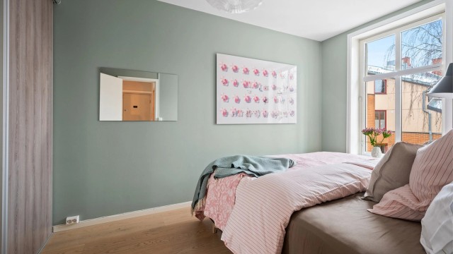 Rommet har god plass til dobbeltseng og nattbord.