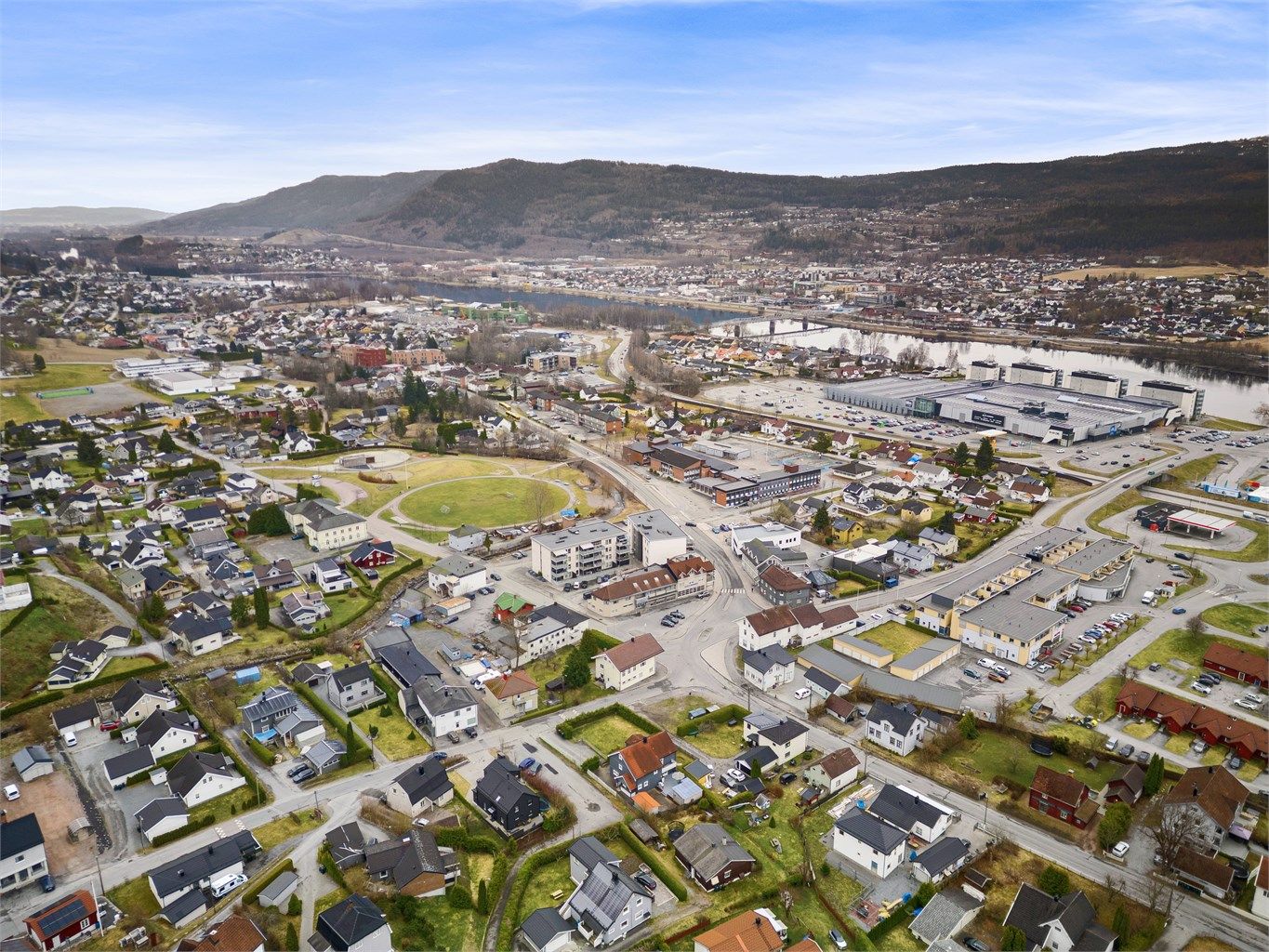 Kun ca. 200 meter til Krokstad barneskole. Ca. 900 meter til Eknes ungdomsskole med idrettsanlegg og svømmehall.   Umiddelbar nærhet til bussholdeplass og flere typer serviceinstitusjoner.