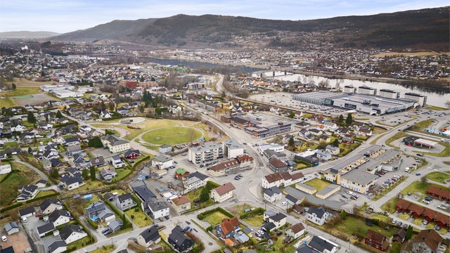 Kun ca. 200 meter til Krokstad barneskole. Ca. 900 meter til Eknes ungdomsskole med idrettsanlegg og svømmehall. Umiddelbar nærhet til bussholdeplass og flere typer serviceinstitusjoner.