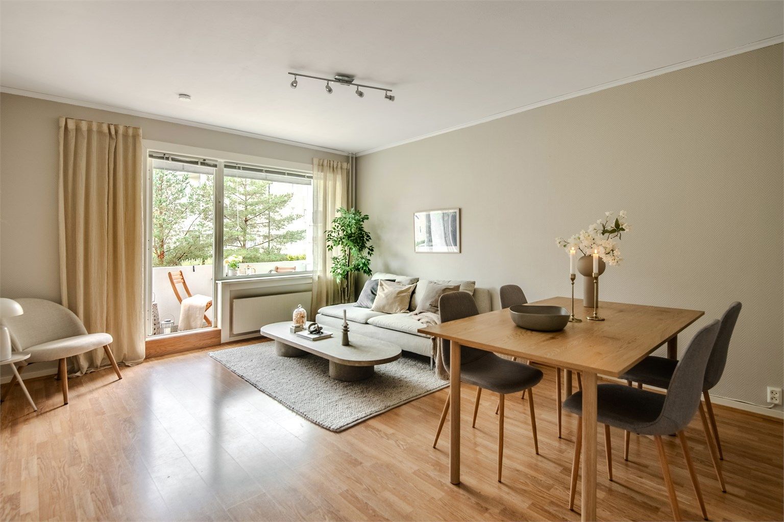 Store vindusflater gir mye lys til stuen.