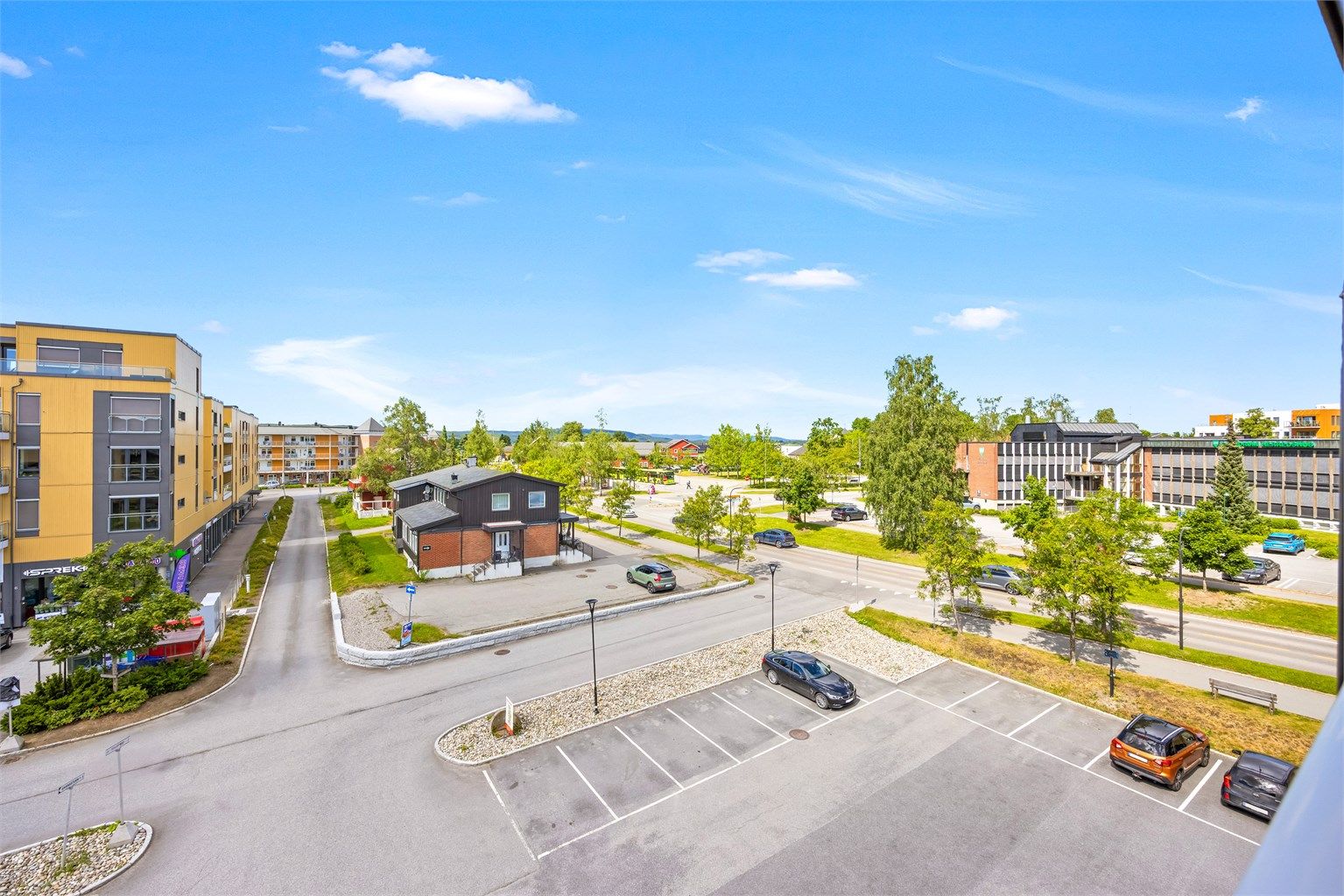 Sentral beliggenhet i Ask med gangavstand til butikker, apotek og vinmonopol.