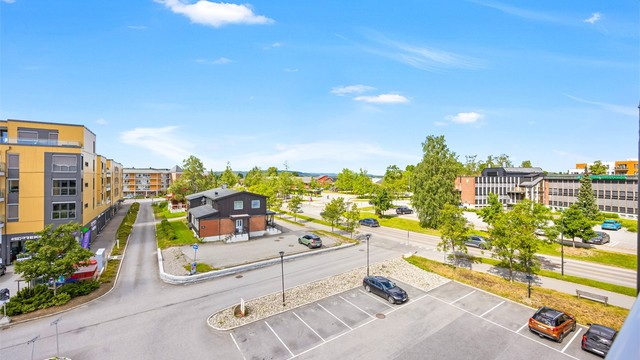 Sentral beliggenhet i Ask med gangavstand til butikker, apotek og vinmonopol.
