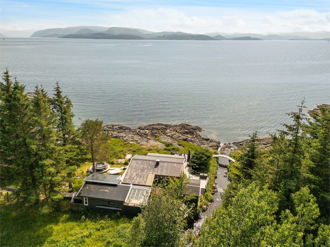 I følge selger har eiendommen rett til å parkere tre biler ved hovedbruket. 