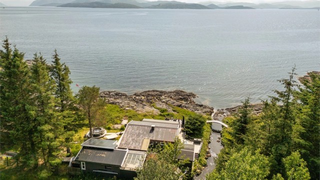 I følge selger har eiendommen rett til å parkere tre biler ved hovedbruket.