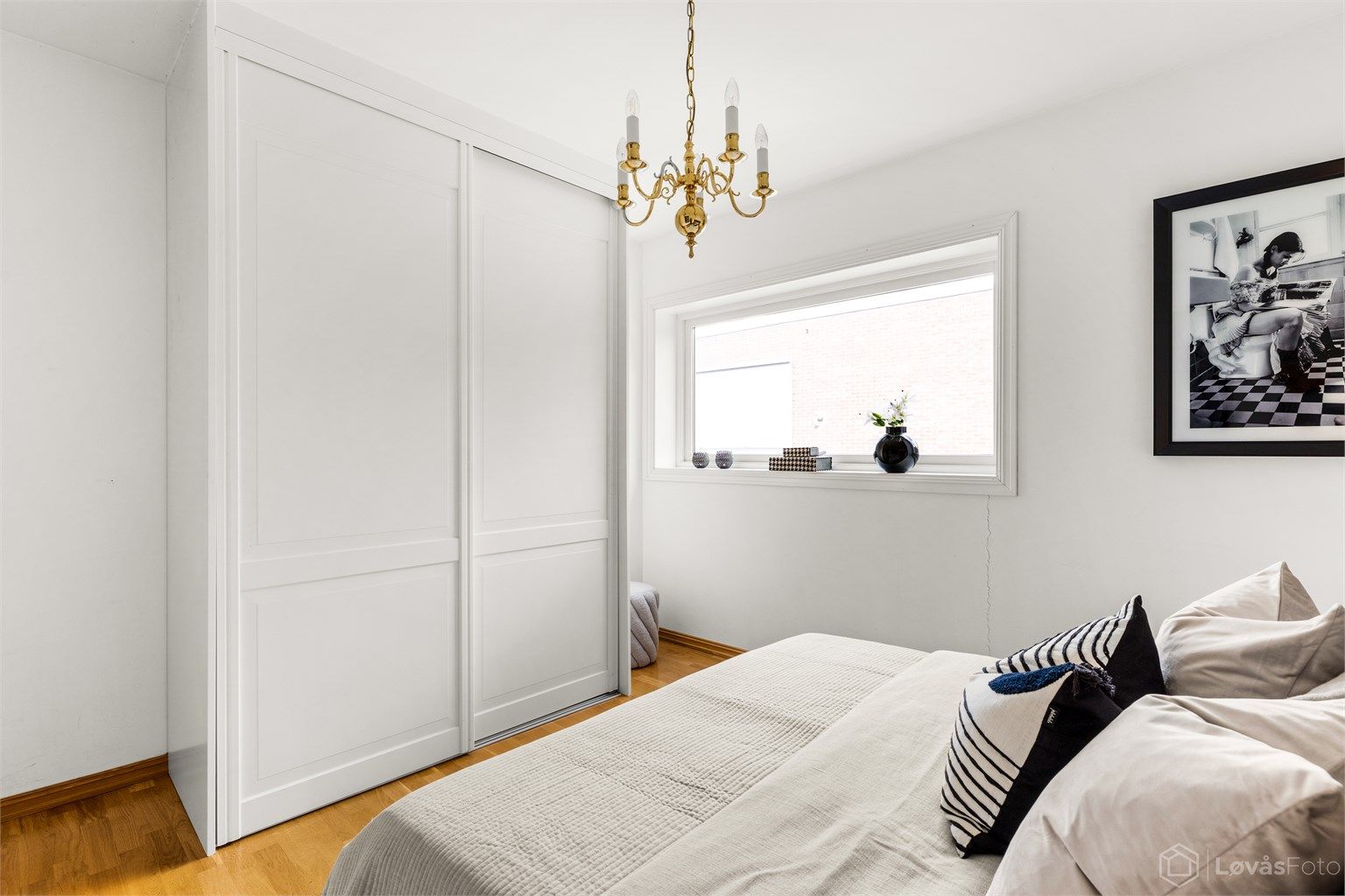 Soverom 2 med skyvedørsgarderobe