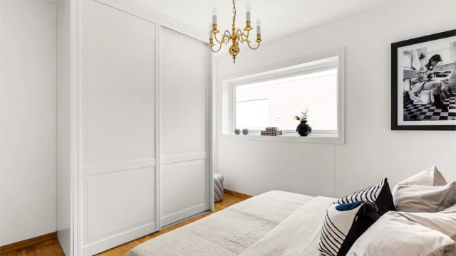Soverom 2 med skyvedørsgarderobe