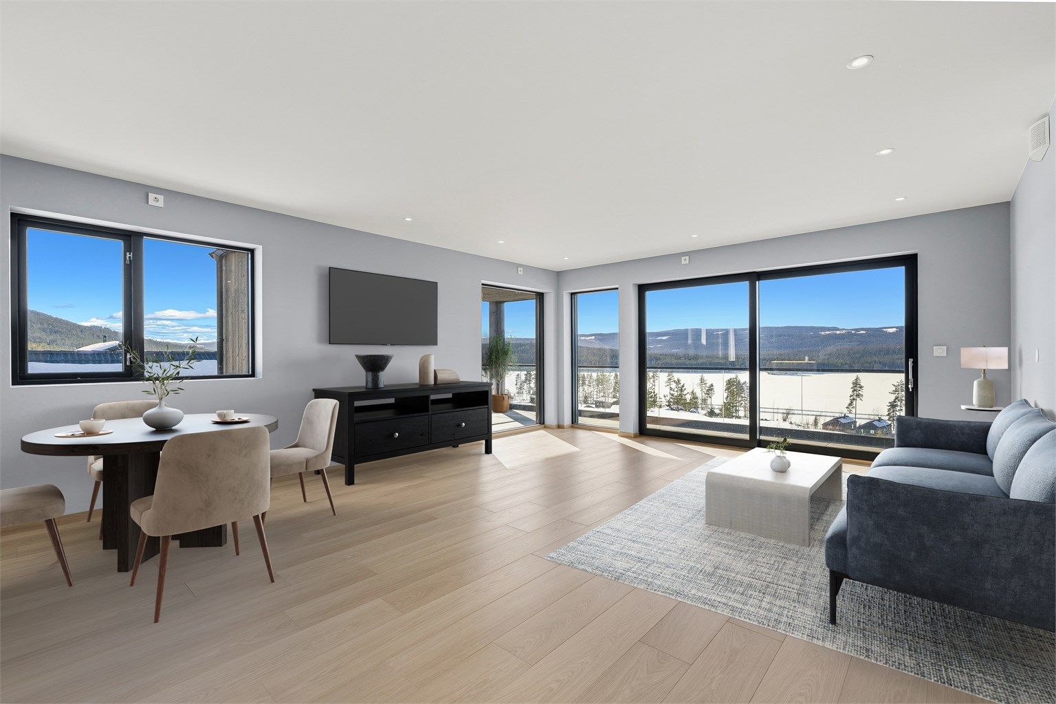 Store vinduer sørger for godt med dagslys.