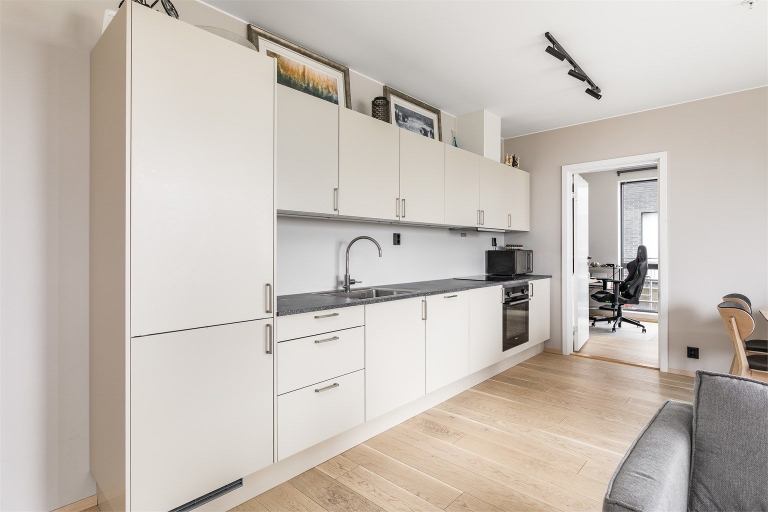 Romløsningen er meget effektiv. Stuen og kjøkkenet er samlet i åpen løsning, soverommet er tilgjengelig rett fra stuen.