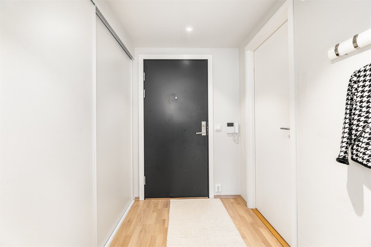 Leilighetens innvendige bod er lett tilgjengelig fra entreen og avskjermet med skyvedører.