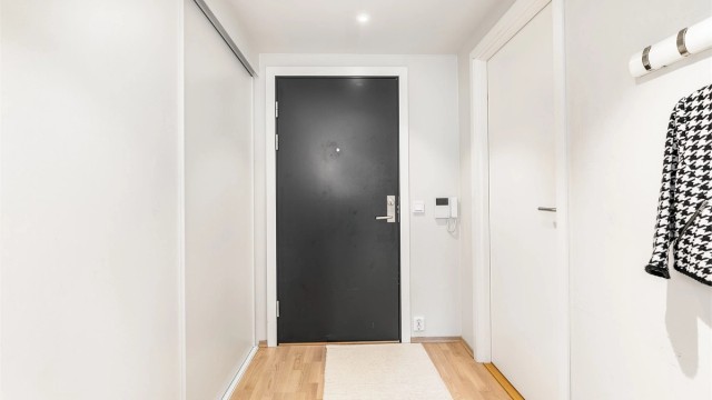 Leilighetens innvendige bod er lett tilgjengelig fra entreen og avskjermet med skyvedører.