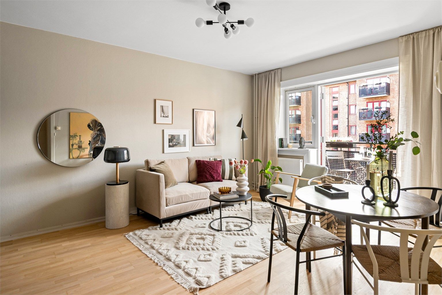 Stor stue med fin plass til sofagruppe og spisebord. 