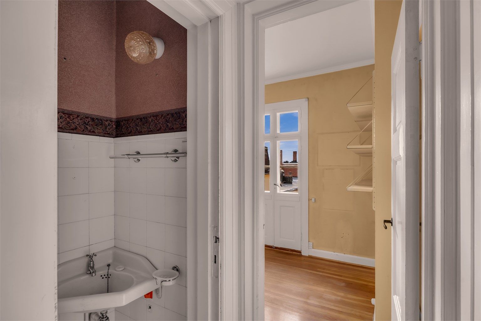 Separat toalett med servant med adkomst fra entreen.