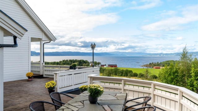 Boligen byr på store uteområder og flere ulike verandaer/terrasser med rom for både lek og avslapning. Denne verandaen måler hele 56 kvm.