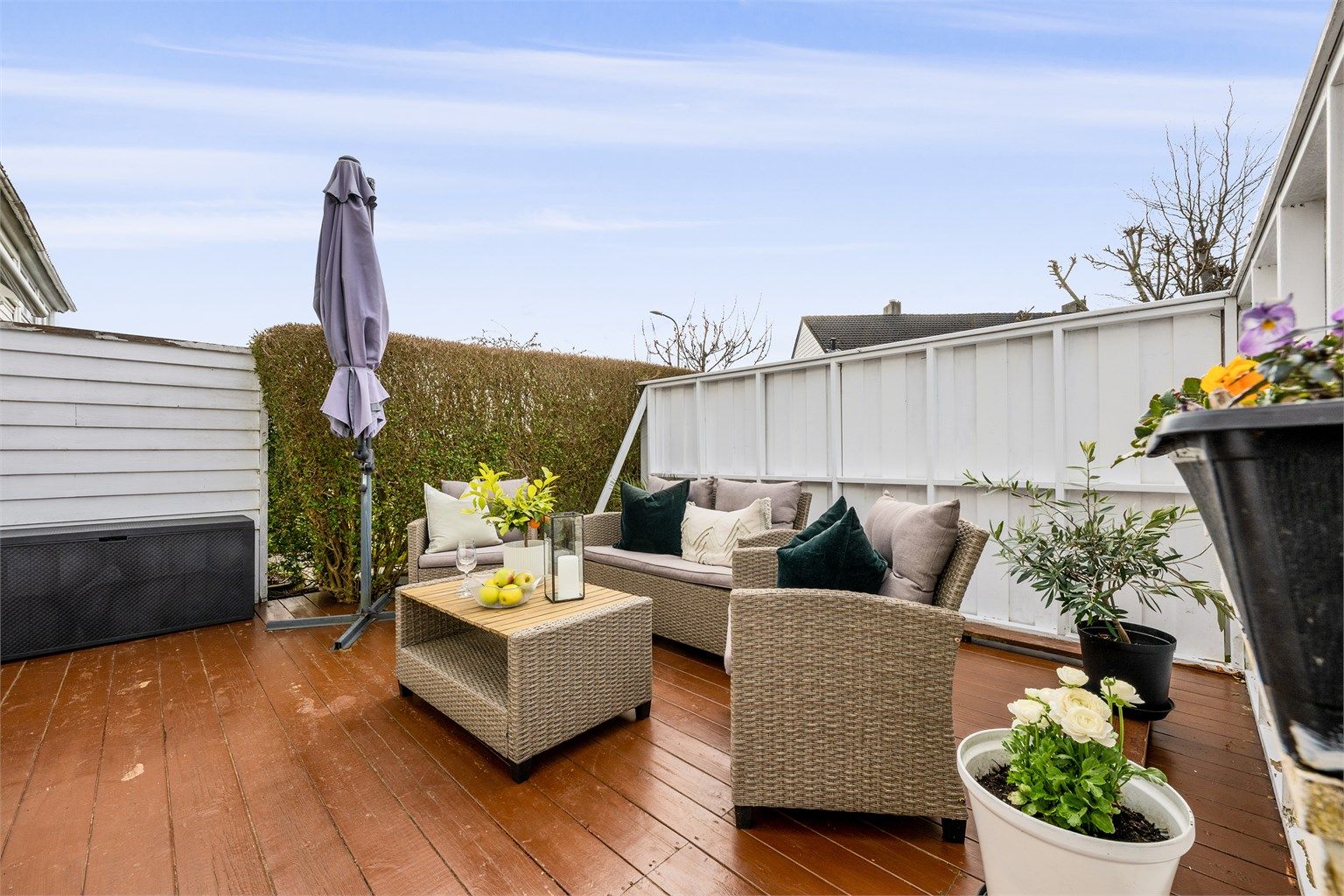 Solrik terrasse mot vest. Skjermet for innsyn. 