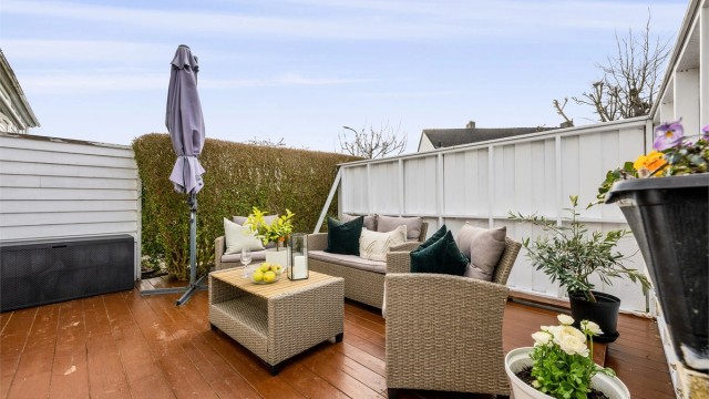 Solrik terrasse mot vest. Skjermet for innsyn.