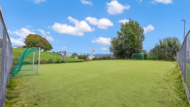 Ødegården ballbane ligger kun to minutters gange fra boligen.