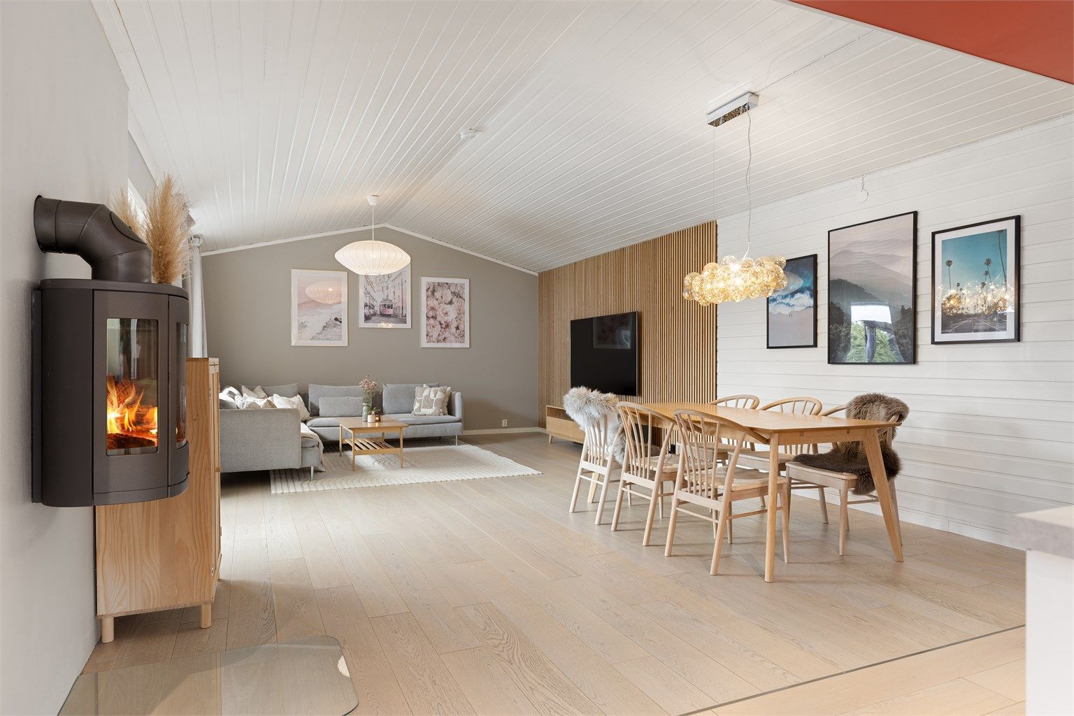 Stue i 1. etasje - romslig stue med høy himling - god plass til sofaløsning og spisebord