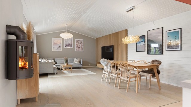 Sebastian Håbesland v/Krogsveen presenterer Sætreveien 5B - flott beliggende familiebolig over 2 plan med solrike uteplasser og hage